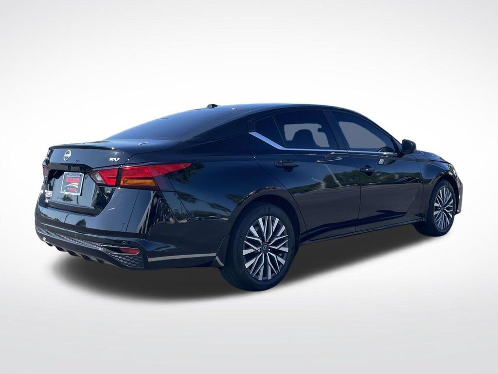 Used 2024 Nissan Altima 2.5 SV FWD image 8