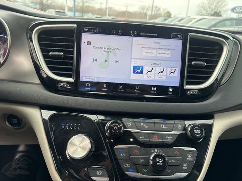 Used 2023 Chrysler Pacifica Touring-L image 18