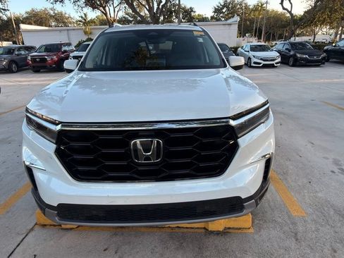 Used 2025 Honda Pilot Touring image 3