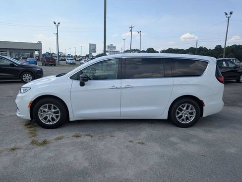 Used 2024 Chrysler Pacifica Touring-L FWD image 6