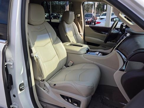 Used 2016 Cadillac Escalade Luxury image 17