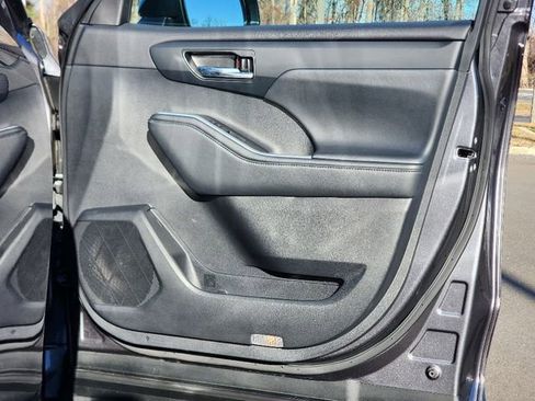 Used 2022 Toyota Highlander XLE image 10