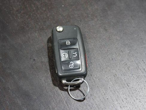 Used 2014 Volkswagen Passat TDI SEL Premium image 2