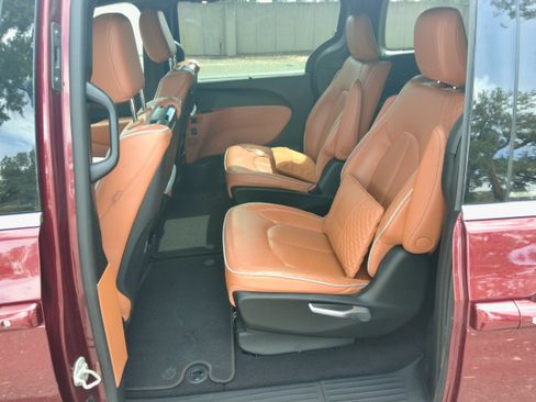 Used 2022 Chrysler Pacifica Pinnacle AWD/4WD image 13