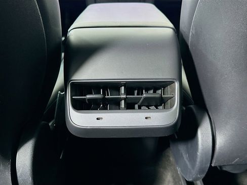Used 2022 Tesla Model Y Long Range AWD/4WD image 25