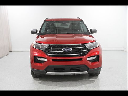 Used 2023 Ford Explorer XLT w/ Equipment Group 202A AWD/4WD image 2