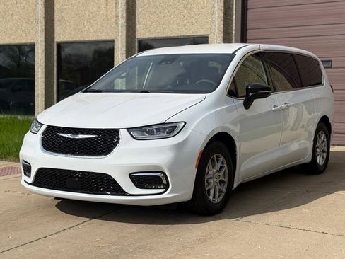Used 2026 Chrysler Pacifica Select FWD image 3