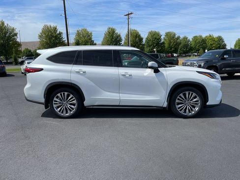 Used 2023 Toyota Highlander Platinum AWD/4WD image 2