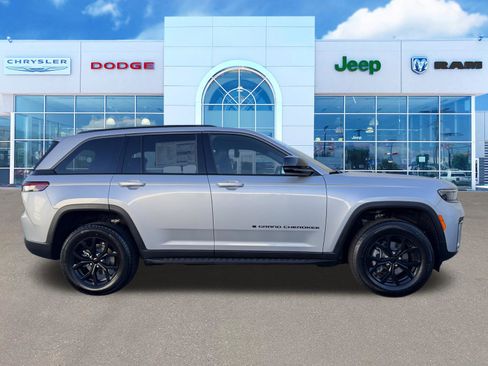 New 2026 Jeep Grand Cherokee Altitude image 12