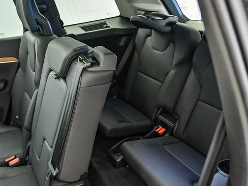 Certified 2025 Volvo XC90 B6 Plus image 24