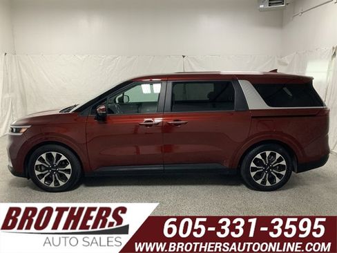 Used 2022 Kia Carnival EX image 1