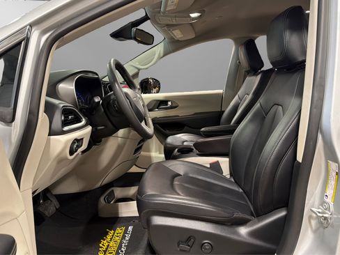 Used 2024 Chrysler Pacifica Touring-L FWD image 18