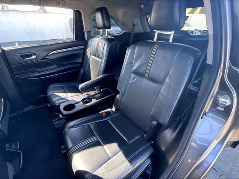 Used 2017 Toyota Highlander SE image 28