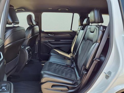 Used 2024 Jeep Grand Cherokee L Laredo image 18