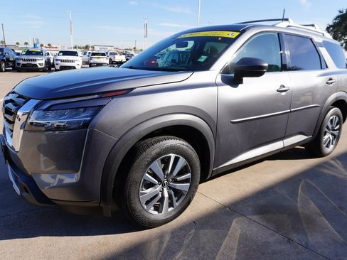 Used 2023 Nissan Pathfinder SL image 3