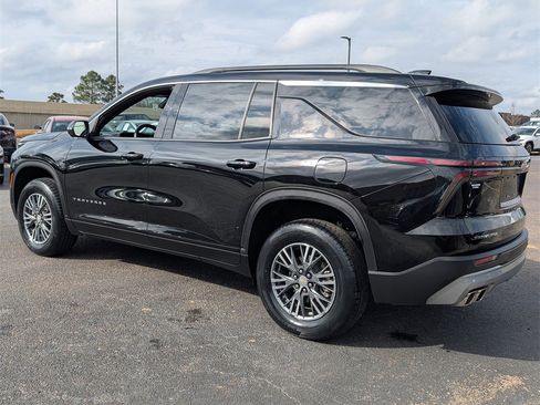 Used 2024 Chevrolet Traverse LT image 8