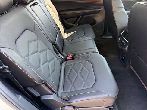Used 2025 Volkswagen Atlas SE FWD image 28