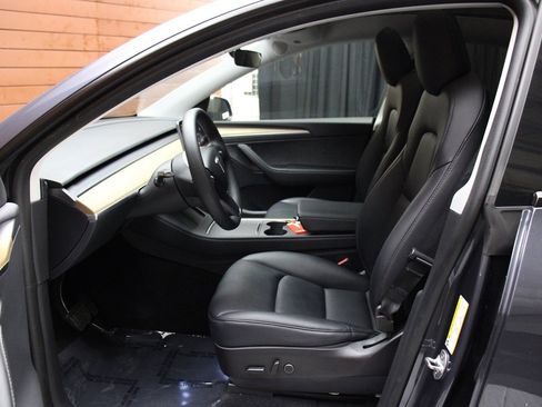 Used 2022 Tesla Model Y Long Range image 26