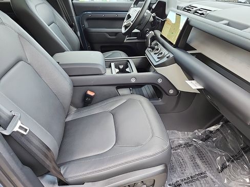New 2024 Land Rover Defender 110 SE image 3