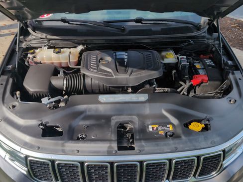 Used 2024 Jeep Wagoneer L Series II w/ Flexible Seating Group AWD/4WD image 34