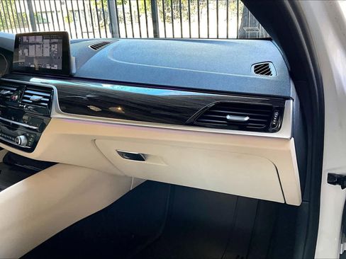 Used 2020 BMW 530i w/ Convenience Package image 18