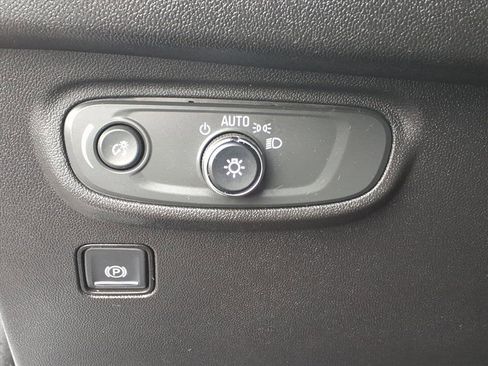 Used 2022 GMC Terrain SLE w/ Driver Convenience Package image 18