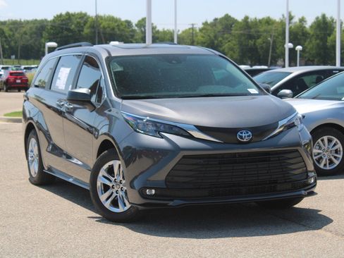 Used 2025 Toyota Sienna XLE image 8