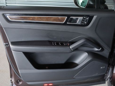 Certified 2023 Porsche Cayenne S Platinum AWD/4WD image 23