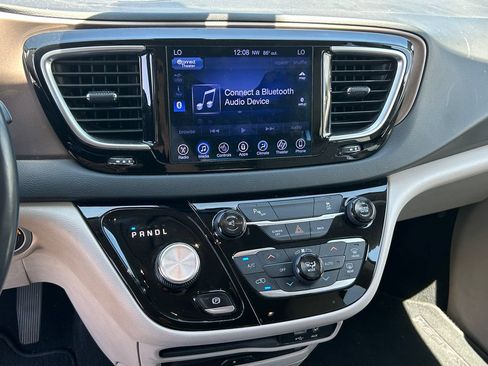 Used 2017 Chrysler Pacifica Touring-L Plus w/ Tire & Wheel Group FWD image 13