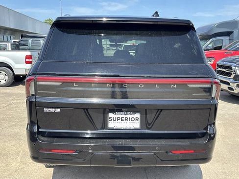 Used 2025 Lincoln Navigator Reserve AWD/4WD image 4