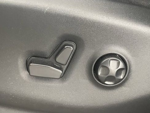 Used 2024 Chrysler Pacifica Touring-L image 34