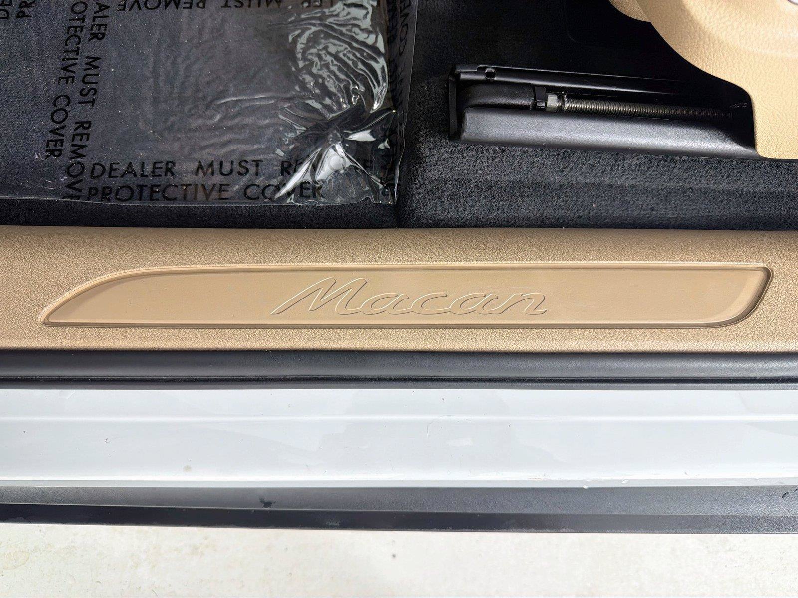 Certified 2023 Porsche Macan AWD/4WD image 10