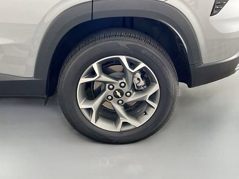 Used 2025 Chevrolet Trax LT image 32