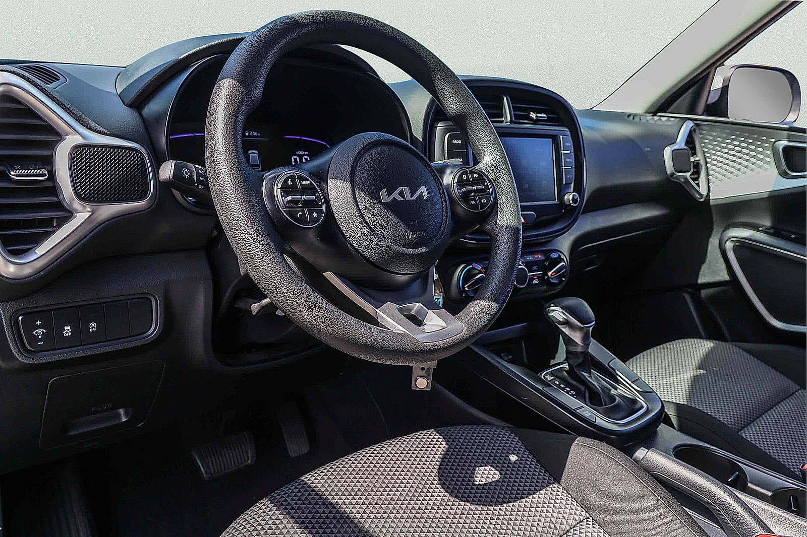 Certified 2025 Kia Soul LX w/ LX Technology Package FWD image 7