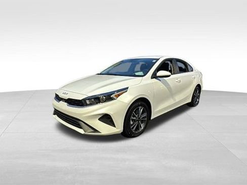 Used 2024 Kia Forte LXS image 2