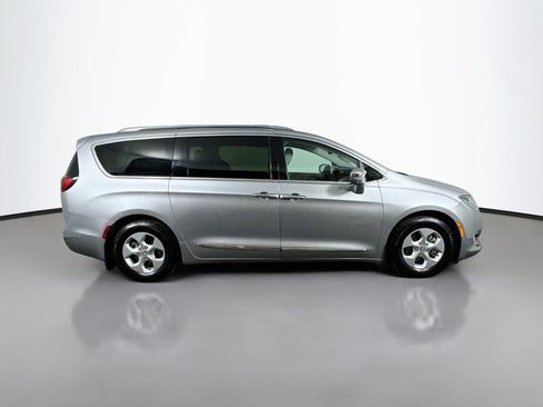 Used 2017 Chrysler Pacifica Platinum FWD image 6