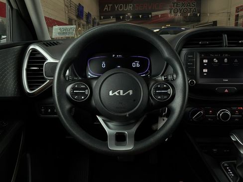 Used 2025 Kia Soul LX w/ LX Technology Package FWD image 30
