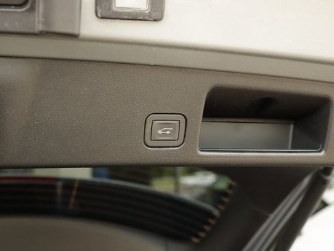 Used 2025 Chevrolet Equinox EV RS image 32