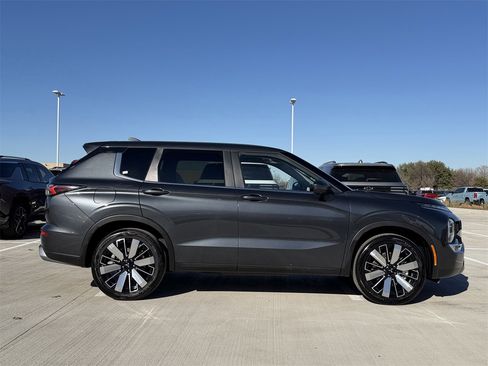 Used 2025 Mitsubishi Outlander SE image 3