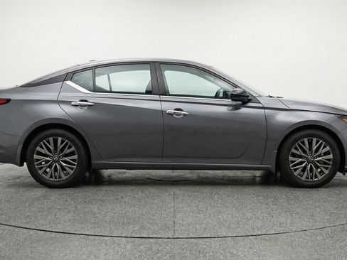 Used 2025 Nissan Altima 2.5 SV image 11