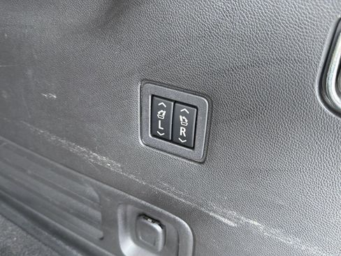 Used 2018 Chevrolet Traverse High Country AWD/4WD image 38