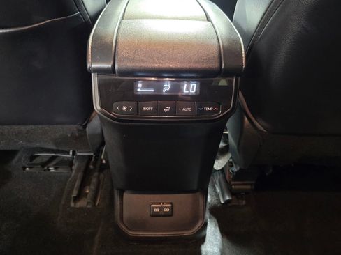 Used 2023 Toyota Highlander XLE FWD image 17