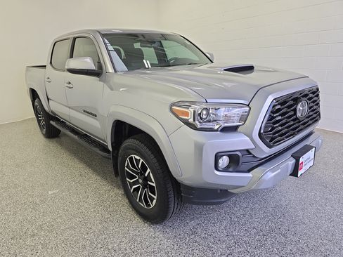 Used 2021 Toyota Tacoma TRD Sport w/ Technology Package RWD image 3