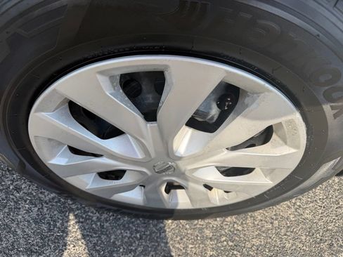 Used 2018 Nissan Rogue S FWD image 11