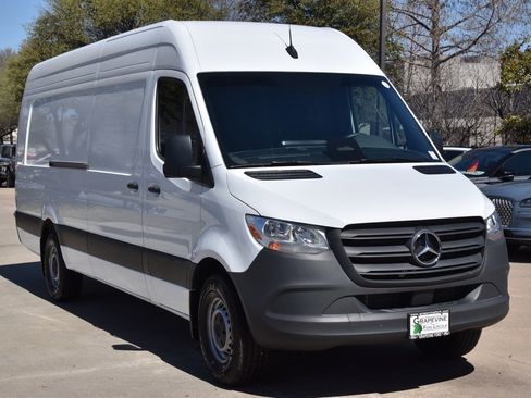 Used 2025 Mercedes-Benz Sprinter 2500 image 4