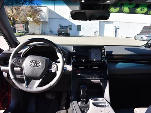 Used 2020 Toyota Avalon Limited image 32