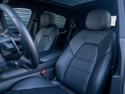 Certified 2025 Porsche Cayenne Coupe image 5