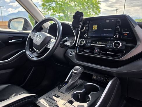 Used 2022 Toyota Highlander XLE AWD/4WD image 18