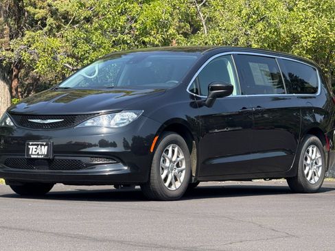 Used 2023 Chrysler Voyager LX FWD image 8
