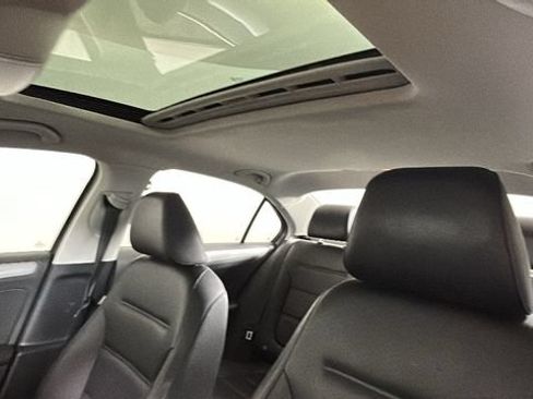 Used 2017 Volkswagen Jetta SE FWD image 12